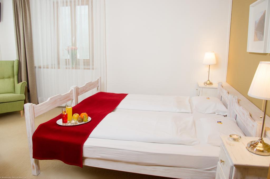 Hotel Veduta Cinuos-Chel Zewnętrze zdjęcie
